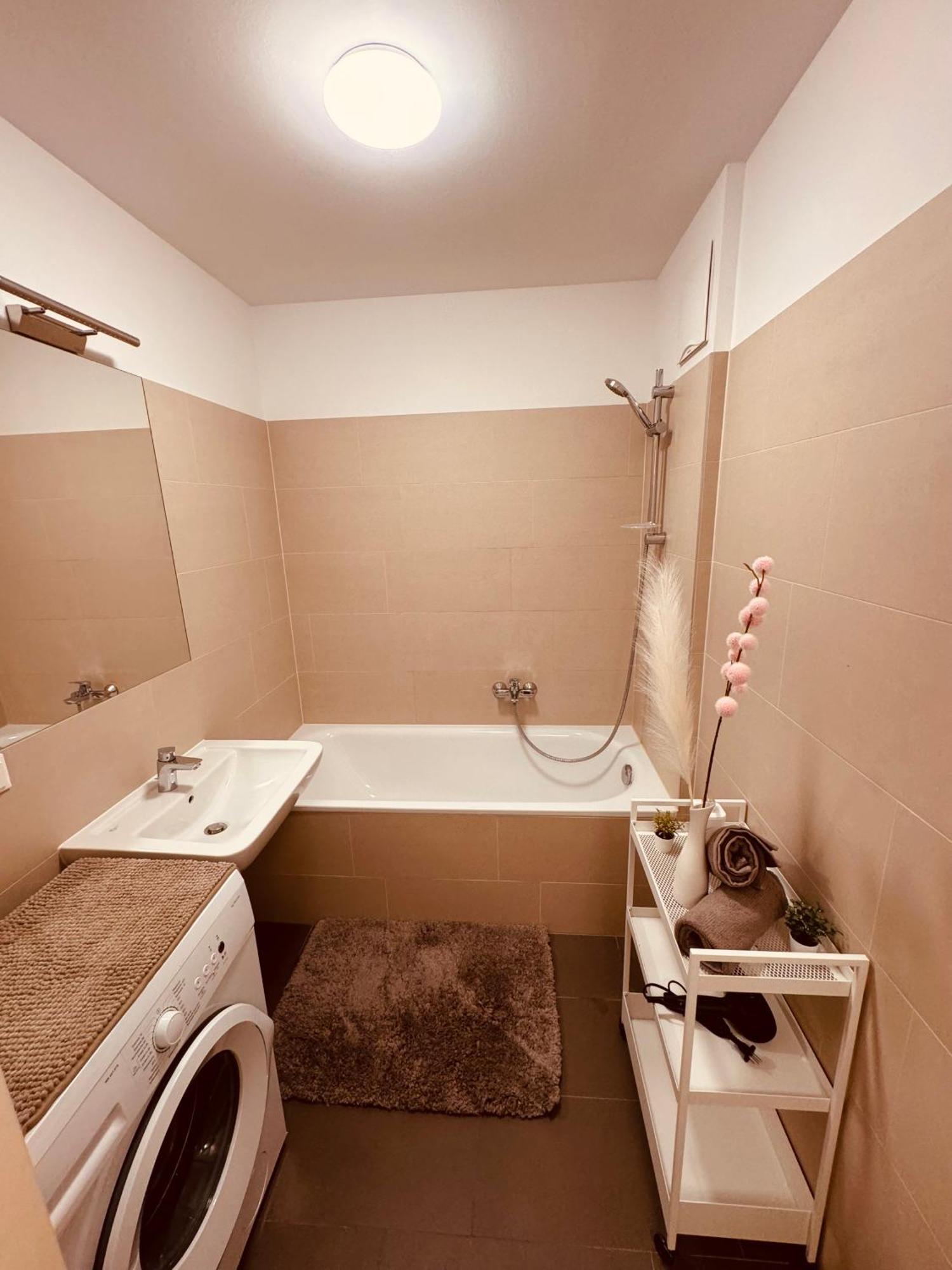 Apartamento Ursula Rose Collection An Der Donau Viena Exterior foto